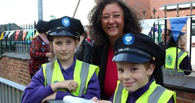 Helen-Fisher-with-pupils-Newsroom