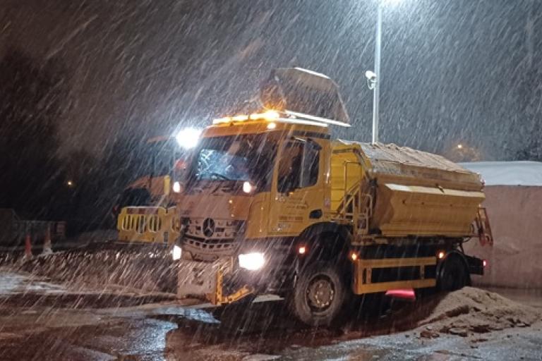 Gritter in snow 2 NEWSROOM